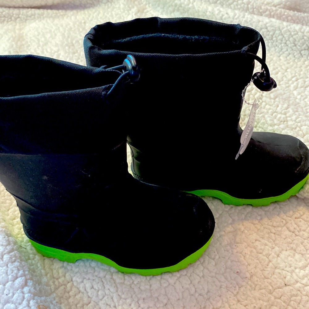 Brand new snow boots